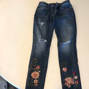 Jeans w flowered bottom